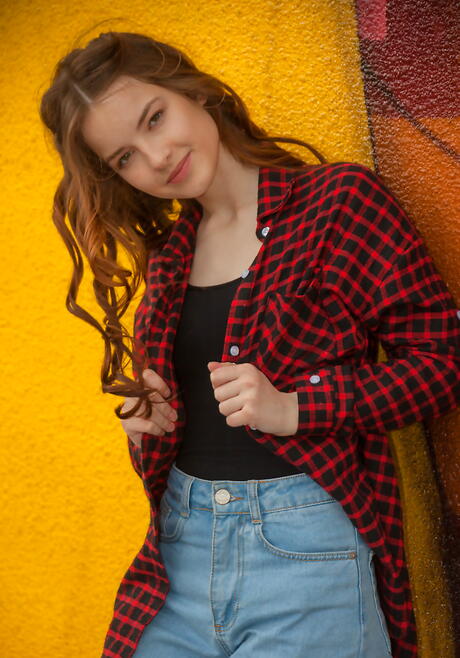 Shapely teen Cherish makes some foot fetish outdoor